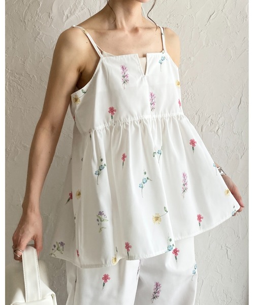 She's Closet(シーズクローゼット)の「フレア花柄フラワープリントキャミソールビスチェ(キャミソール・レディース・ネイビー/ブラック/オフホワイト/ベージュ/ブルー系その他/ベージュ系その他/ベージュ系その他2/ブラック系その他/ブルー系その他2/ブラック系その他2・FREE)」の2枚目の写真