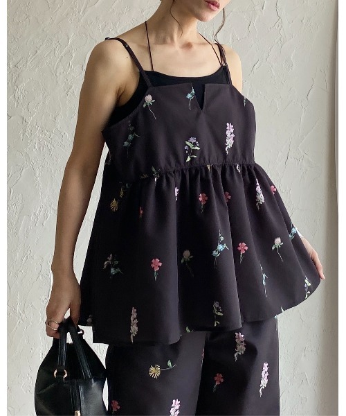 She's Closet(シーズクローゼット)の「フレア花柄フラワープリントキャミソールビスチェ(キャミソール・レディース・ネイビー/ブラック/オフホワイト/ベージュ/ブルー系その他/ベージュ系その他/ベージュ系その他2/ブラック系その他/ブルー系その他2/ブラック系その他2・FREE)」の3枚目の写真
