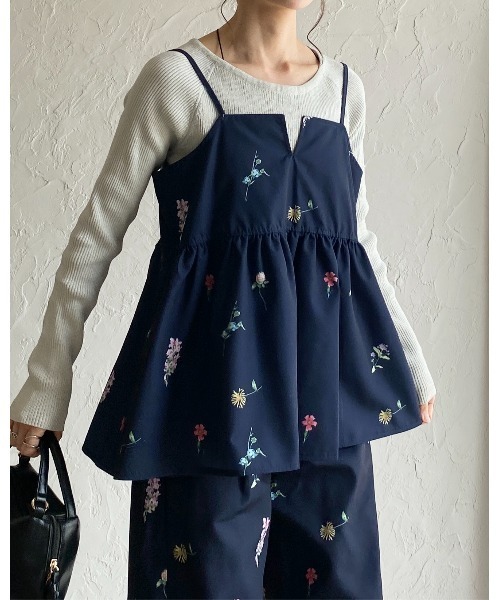 She's Closet(シーズクローゼット)の「フレア花柄フラワープリントキャミソールビスチェ(キャミソール・レディース・ネイビー/ブラック/オフホワイト/ベージュ/ブルー系その他/ベージュ系その他/ベージュ系その他2/ブラック系その他/ブルー系その他2/ブラック系その他2・FREE)」の14枚目の写真