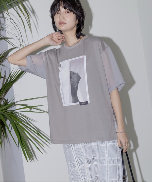 Eimee Law(エイミーロウ)の「モノクロフォトptシアー袖Tシャツ(Tシャツ/カットソー・レディース・オフホワイト/モカ/ライトグレー/ブラック・FREE)」の2枚目の写真
