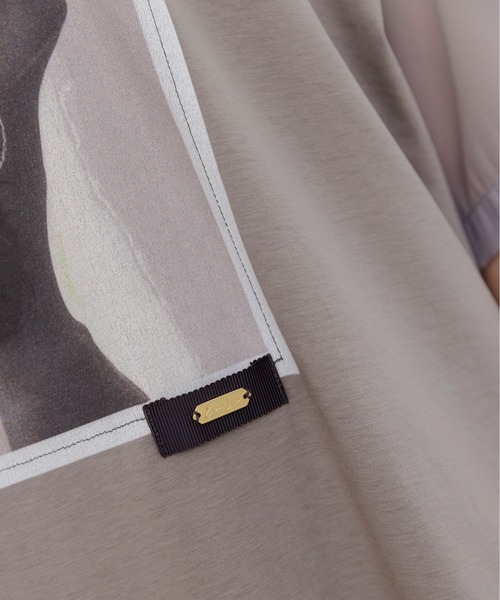 Eimee Law(エイミーロウ)の「モノクロフォトptシアー袖Tシャツ(Tシャツ/カットソー・レディース・オフホワイト/モカ/ライトグレー/ブラック・FREE)」の17枚目の写真