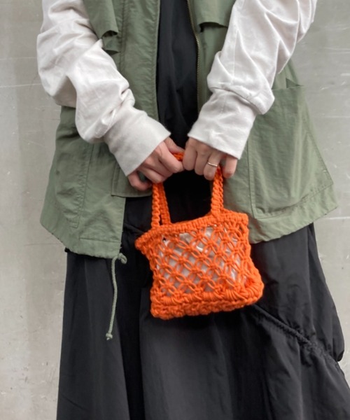 tolene(トレネ)の「透かし編みメッシュ編み ハンドバッグ(ハンドバッグ・レディース・ブラック/ホワイト/オレンジ/ベージュ・ONE SIZE)」の6枚目の写真