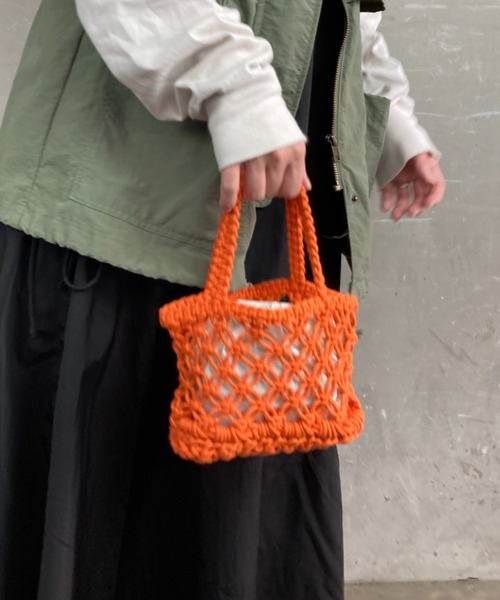 tolene(トレネ)の「透かし編みメッシュ編み ハンドバッグ(ハンドバッグ・レディース・ブラック/ホワイト/オレンジ/ベージュ・ONE SIZE)」の9枚目の写真
