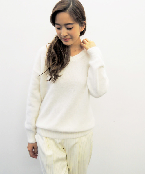 N.（N. Natural Beauty Basic）（エヌエヌナチュラルビューティーベーシック）の「【ViVi 2月号掲載】【mina 2月号掲載】アンゴラニットＶネックプルオーバー（ニット/セーター・レディース・ブルー/グレー/ベージュ/ホワイト/カーキ・MEDIUM）」の2枚目の写真