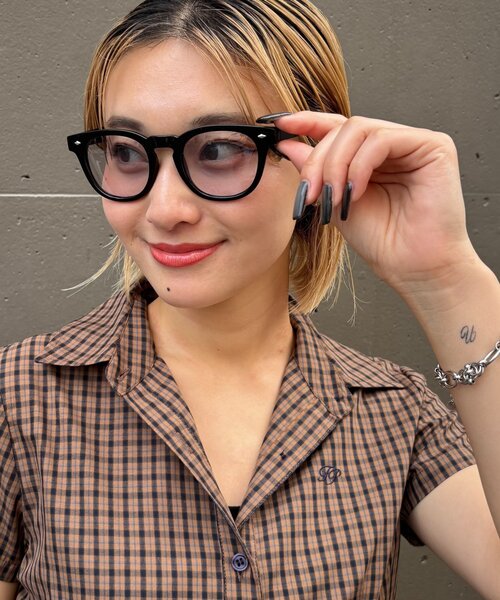 WHO'S WHO gallery(フーズフーギャラリー)の「調光 2WAYメガネ/サングラス/ユニセックス(サングラス・レディース・ブラック/ブラウン/クリア・FREE)」の2枚目の写真