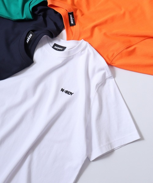 NERDY（ノルディ）の「ブレンクスモールロゴ Tシャツ（Tシャツ/カットソー・メンズ・ブラック/グリーン系1/ネイビー/グリーン/ホワイト/オレンジ/ブルー・M/S/L）」の2枚目の写真