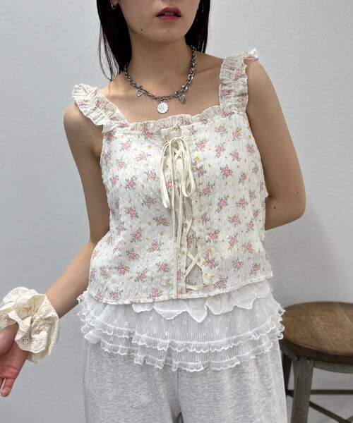 w closet(ダブルクローゼット)の「【3色展開】花柄シャーリングTOPS(Tシャツ/カットソー・レディース・ブルー/オレンジ/ピンク・FREE)」の2枚目の写真