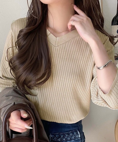 classicalelf（クラシカルエルフ）の「デコルテ美人。着映えVネックシンプルリブニット（長袖）（ニット/セーター・レディース・ベージュ/チャコール/ブラウン/ブラック/オフホワイト・LARGE/MEDIUM/SMALL/X-LARGE）」の5枚目の写真