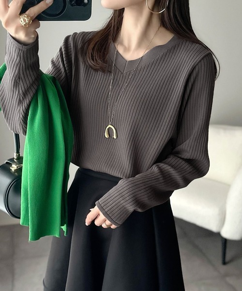 classicalelf（クラシカルエルフ）の「デコルテ美人。着映えVネックシンプルリブニット（長袖）（ニット/セーター・レディース・ベージュ/チャコール/ブラウン/ブラック/オフホワイト・LARGE/MEDIUM/SMALL/X-LARGE）」の14枚目の写真