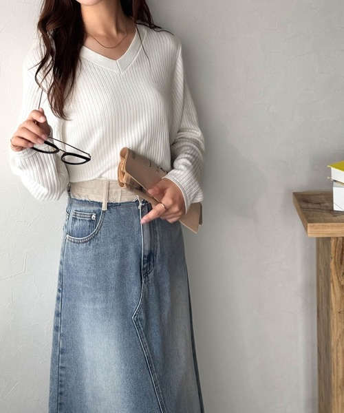 classicalelf（クラシカルエルフ）の「デコルテ美人。着映えVネックシンプルリブニット（長袖）（ニット/セーター・レディース・ベージュ/チャコール/ブラウン/ブラック/オフホワイト・LARGE/MEDIUM/SMALL/X-LARGE）」の9枚目の写真