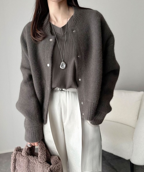 classicalelf（クラシカルエルフ）の「デコルテ美人。着映えVネックシンプルリブニット（長袖）（ニット/セーター・レディース・ベージュ/チャコール/ブラウン/ブラック/オフホワイト・LARGE/MEDIUM/SMALL/X-LARGE）」の16枚目の写真