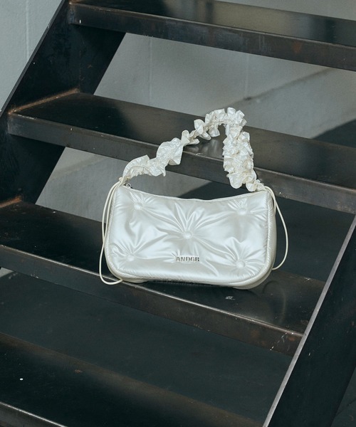 ANDGEEBEE（アンジービー）の「ギャザーパフィーショルダーバッグ（ショルダーバッグ・レディース・ブラック/アイボリー・FREE）」の2枚目の写真