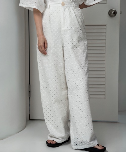 lawgy（ラウジー）の「embroidery button point straight pants / エンブロイダリーボタンポイントストレートパンツ（その他パンツ・レディース・クリーム/ホワイト・FREE）」の2枚目の写真