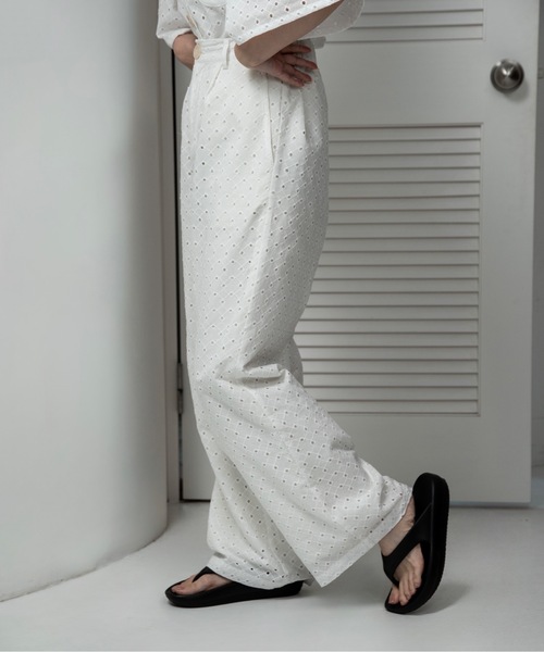 lawgy（ラウジー）の「embroidery button point straight pants / エンブロイダリーボタンポイントストレートパンツ（その他パンツ・レディース・クリーム/ホワイト・FREE）」の21枚目の写真