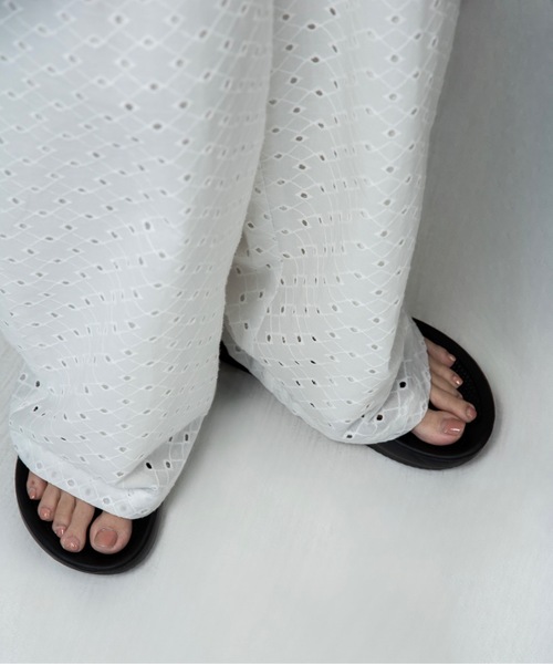 lawgy（ラウジー）の「embroidery button point straight pants / エンブロイダリーボタンポイントストレートパンツ（その他パンツ・レディース・クリーム/ホワイト・FREE）」の4枚目の写真