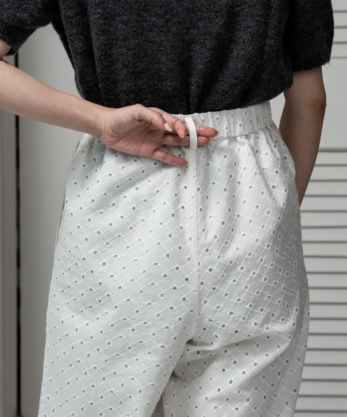 lawgy（ラウジー）の「embroidery button point straight pants / エンブロイダリーボタンポイントストレートパンツ（その他パンツ・レディース・クリーム/ホワイト・FREE）」の22枚目の写真