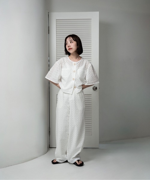 lawgy（ラウジー）の「embroidery button point straight pants / エンブロイダリーボタンポイントストレートパンツ（その他パンツ・レディース・クリーム/ホワイト・FREE）」の3枚目の写真