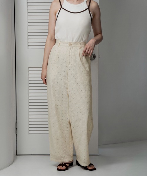 lawgy（ラウジー）の「embroidery button point straight pants / エンブロイダリーボタンポイントストレートパンツ（その他パンツ・レディース・クリーム/ホワイト・FREE）」の6枚目の写真