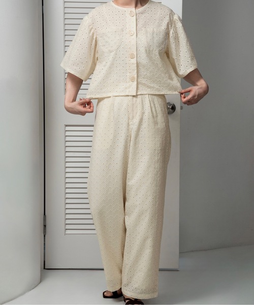 lawgy（ラウジー）の「embroidery button point straight pants / エンブロイダリーボタンポイントストレートパンツ（その他パンツ・レディース・クリーム/ホワイト・FREE）」の9枚目の写真