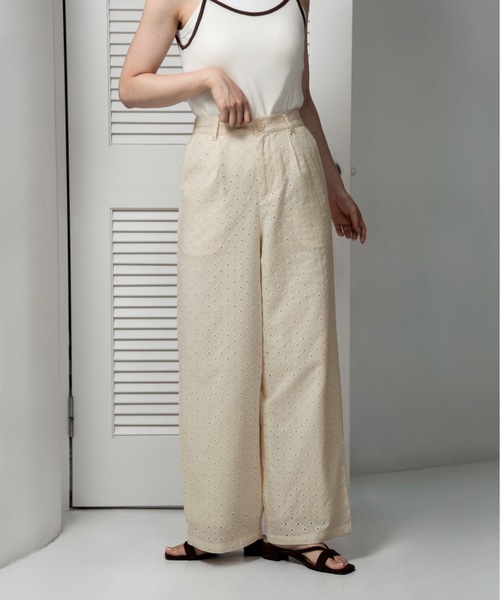 lawgy（ラウジー）の「embroidery button point straight pants / エンブロイダリーボタンポイントストレートパンツ（その他パンツ・レディース・クリーム/ホワイト・FREE）」の5枚目の写真