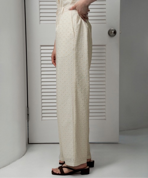 lawgy（ラウジー）の「embroidery button point straight pants / エンブロイダリーボタンポイントストレートパンツ（その他パンツ・レディース・クリーム/ホワイト・FREE）」の8枚目の写真