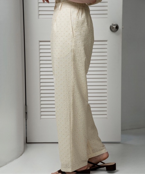 lawgy（ラウジー）の「embroidery button point straight pants / エンブロイダリーボタンポイントストレートパンツ（その他パンツ・レディース・クリーム/ホワイト・FREE）」の7枚目の写真