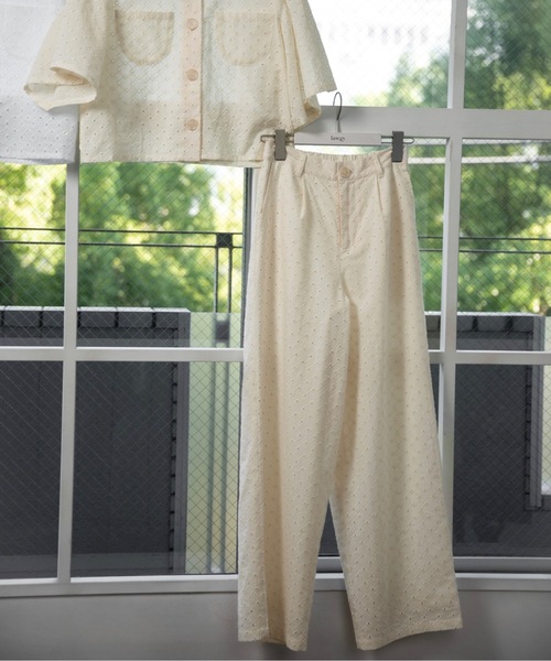 lawgy（ラウジー）の「embroidery button point straight pants / エンブロイダリーボタンポイントストレートパンツ（その他パンツ・レディース・クリーム/ホワイト・FREE）」の16枚目の写真