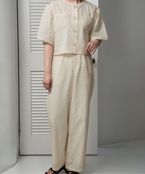 lawgy（ラウジー）の「embroidery button point straight pants / エンブロイダリーボタンポイントストレートパンツ（その他パンツ・レディース・クリーム/ホワイト・FREE）」の10枚目の写真