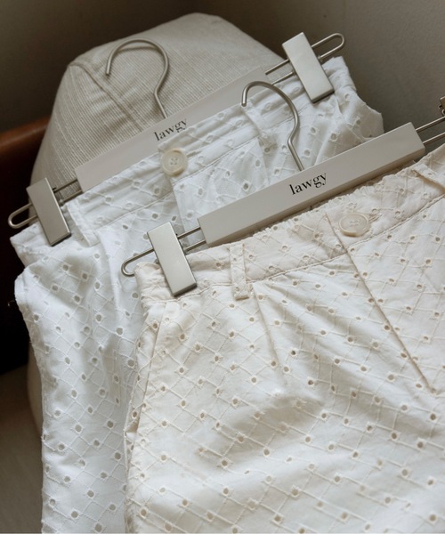 lawgy（ラウジー）の「embroidery button point straight pants / エンブロイダリーボタンポイントストレートパンツ（その他パンツ・レディース・クリーム/ホワイト・FREE）」の13枚目の写真
