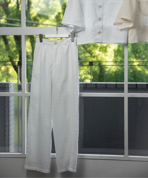 lawgy（ラウジー）の「embroidery button point straight pants / エンブロイダリーボタンポイントストレートパンツ（その他パンツ・レディース・クリーム/ホワイト・FREE）」の15枚目の写真