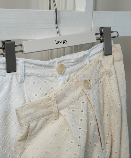 lawgy（ラウジー）の「embroidery button point straight pants / エンブロイダリーボタンポイントストレートパンツ（その他パンツ・レディース・クリーム/ホワイト・FREE）」の14枚目の写真