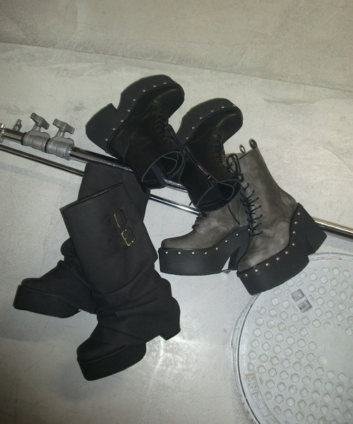 ENVYM（アンビー）の「スタッズレースアップショートブーツ（ブーツ・レディース・グレー/ブラック・23.5㎝/22.5㎝/24.5㎝）」の3枚目の写真