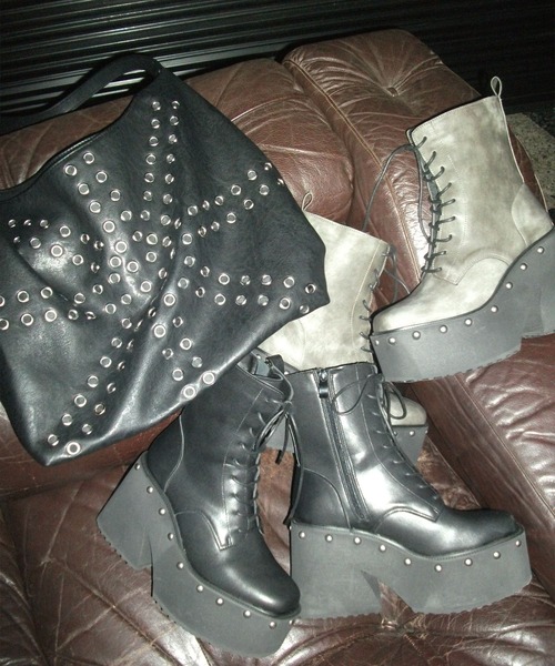 ENVYM（アンビー）の「スタッズレースアップショートブーツ（ブーツ・レディース・グレー/ブラック・23.5㎝/22.5㎝/24.5㎝）」の9枚目の写真