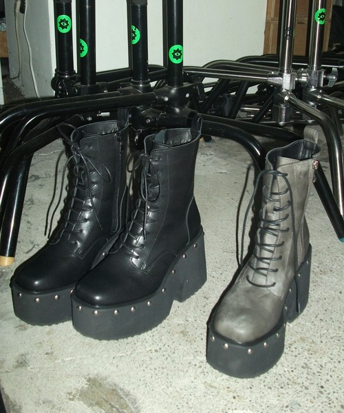 ENVYM（アンビー）の「スタッズレースアップショートブーツ（ブーツ・レディース・グレー/ブラック・23.5㎝/22.5㎝/24.5㎝）」の8枚目の写真