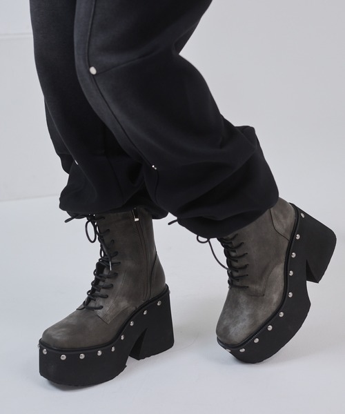 ENVYM（アンビー）の「スタッズレースアップショートブーツ（ブーツ・レディース・グレー/ブラック・23.5㎝/22.5㎝/24.5㎝）」の4枚目の写真