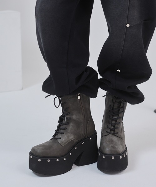 ENVYM（アンビー）の「スタッズレースアップショートブーツ（ブーツ・レディース・グレー/ブラック・23.5㎝/22.5㎝/24.5㎝）」の5枚目の写真