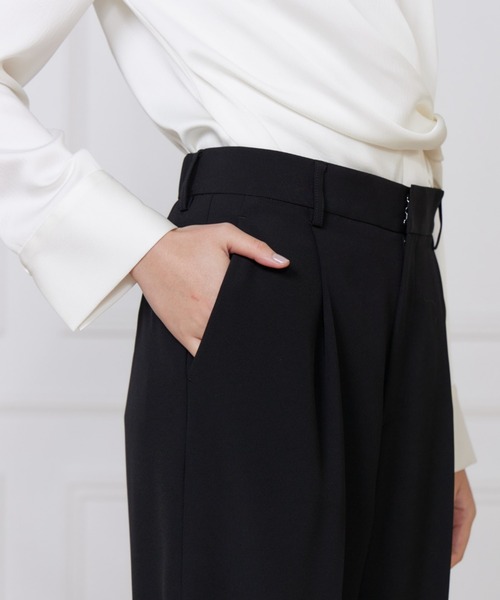 INED(イネド)の「トリアセバックサテンジョーゼット ワンタックストレートセミワイドパンツ【セットアップ対応】(スーツパンツ・レディース・ネイビー/ブラック・7号/9号/11号)」の7枚目の写真