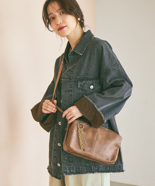 studio CLIP（スタディオクリップ）の「チャーム付き3ROOMショルダーバッグ（ショルダーバッグ・レディース・グリーン/ブラウン/ブラック/アイボリー・FREE）」の2枚目の写真