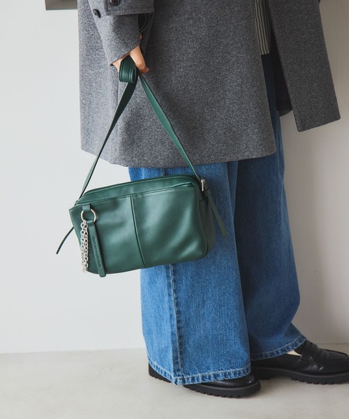 studio CLIP（スタディオクリップ）の「チャーム付き3ROOMショルダーバッグ（ショルダーバッグ・レディース・グリーン/ブラウン/ブラック/アイボリー・FREE）」の4枚目の写真