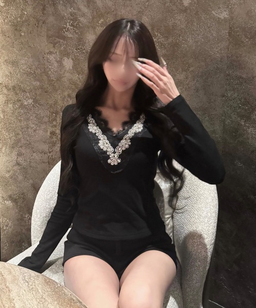 ALLuRing ChaRm(アリュリングチャーム)の「【ALLuRing ChaRm × c_mk7o】Vneck Lace Tops / Vネックレーストップス(Tシャツ/カットソー・レディース・ブラック・FREE)」の3枚目の写真