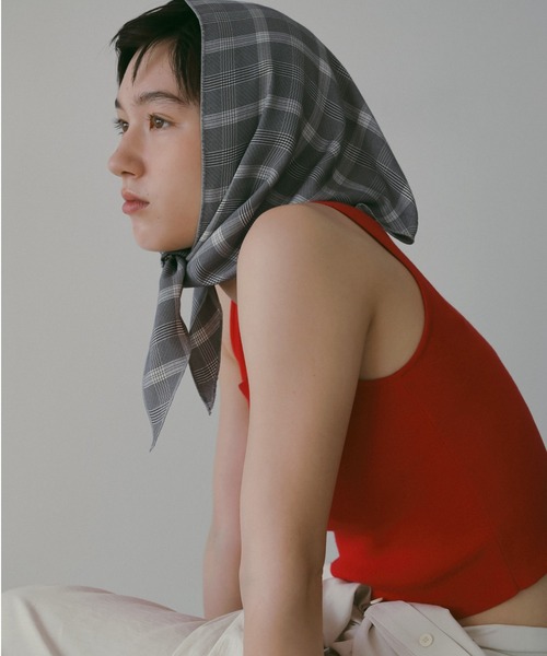 anuke(アンヌーク)の「Check Scarf(バンダナ/スカーフ・レディース・ブルー/クリーム・FREE)」の2枚目の写真