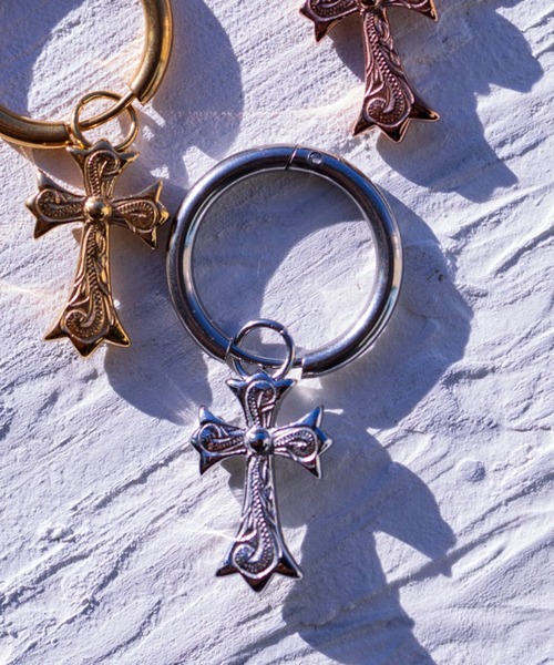 IRIEBEACH（アイリービーチ）の「cross hoop pierce/【ハワイアンジュエリー】【サージカルステンレス】【金属アレルギー対応】【IRIEBEACH / アイリービーチ】つけっぱなしOK（ピアス（片耳用）・レディース・シルバー/ゴールド/ピンク・FREE）」の3枚目の写真