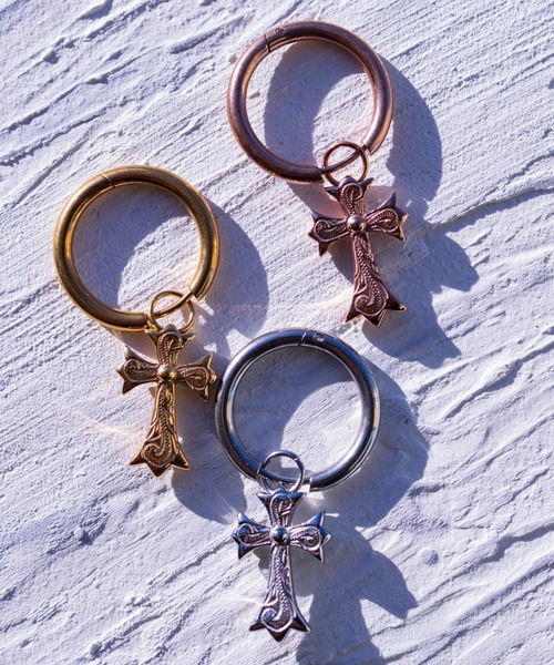 IRIEBEACH（アイリービーチ）の「cross hoop pierce/【ハワイアンジュエリー】【サージカルステンレス】【金属アレルギー対応】【IRIEBEACH / アイリービーチ】つけっぱなしOK（ピアス（片耳用）・レディース・シルバー/ゴールド/ピンク・FREE）」の5枚目の写真