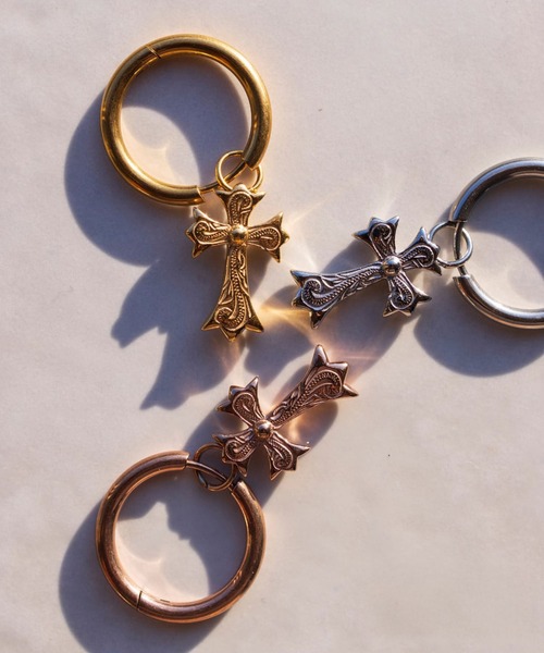 IRIEBEACH（アイリービーチ）の「cross hoop pierce/【ハワイアンジュエリー】【サージカルステンレス】【金属アレルギー対応】【IRIEBEACH / アイリービーチ】つけっぱなしOK（ピアス（片耳用）・レディース・シルバー/ゴールド/ピンク・FREE）」の4枚目の写真