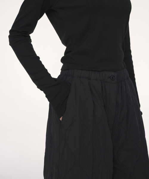 MUSINSA STANDARD WOMAN（ムシンサスタンダードウーマン）の「ウィメンズオニオンキルティングダウンパンツ[ブラック]（その他パンツ・レディース・その他・24/26/28/30）」の4枚目の写真
