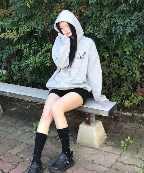 MUCENT(ムセント)の「ラブリッツミニハートロゴフードパーカー 男女共用 (3カラー)(パーカー・レディース・ブラック/グレー/ブラック系・FREE/1)」の6枚目の写真