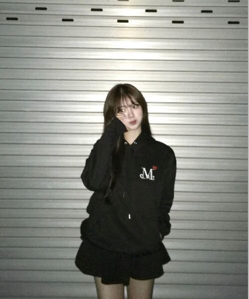 MUCENT(ムセント)の「ラブリッツミニハートロゴフードパーカー 男女共用 (3カラー)(パーカー・レディース・ブラック/グレー/ブラック系・FREE/1)」の4枚目の写真