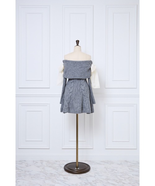 MISTREASS(ミストレアス)の「Ribbon Off-Shoulder Cable Knit Dress(ワンピース・レディース・グレー/ネイビー・FREE)」の4枚目の写真