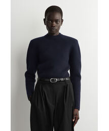 スカルプテッドショルダーメリノウールセーター