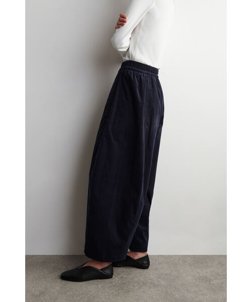 COS(コス)の「ウエストゴム入り コーデュロイ バレルレッグパンツ(その他パンツ・レディース・ネイビー・32/38/36/42/40/34)」の3枚目の写真